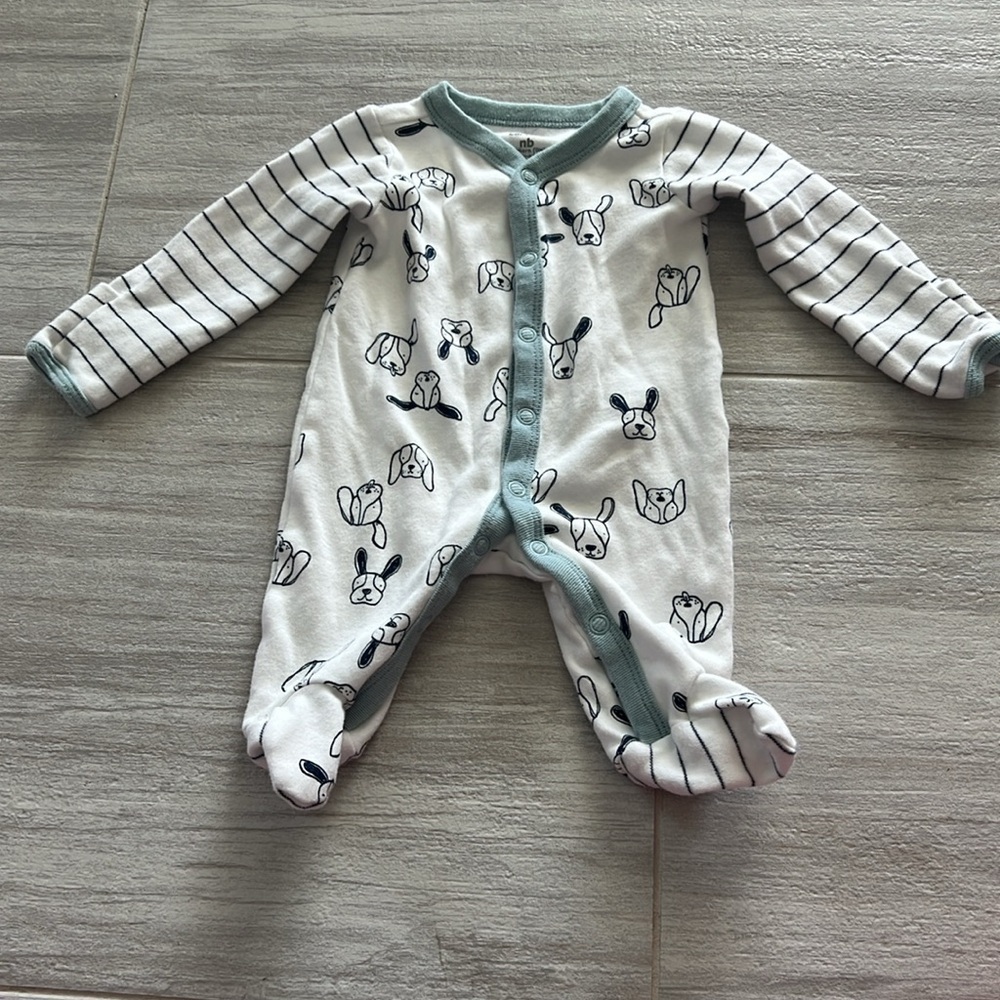 Carter’s Newborn 0M white pajamas babies football & puppies snap closure - Picture 9 of 10